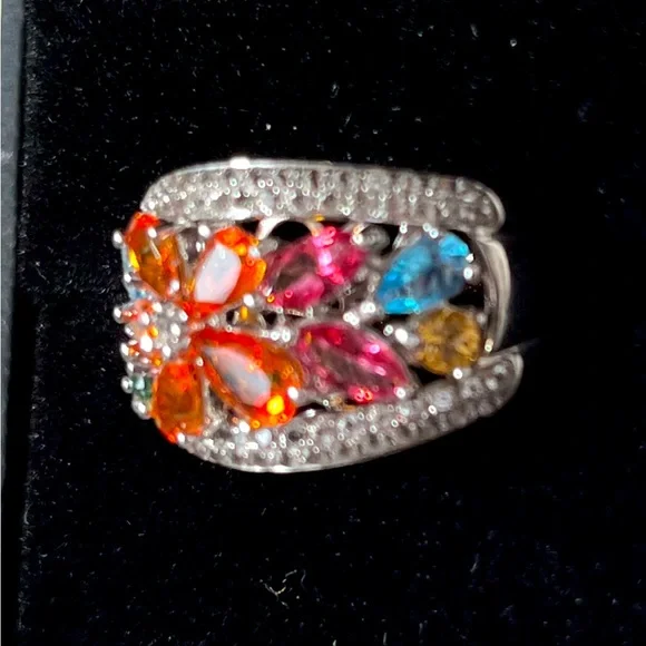 Flower ring sterling silver. Perfect Spring pop of pretty for your finger Size 7 - Picture 3 of 8